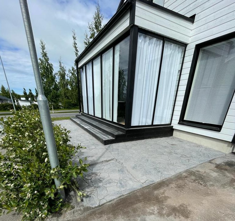 Laatoitettu ajotie omakotitaloon – mitä suunnittelussa kannattaa huomioida?