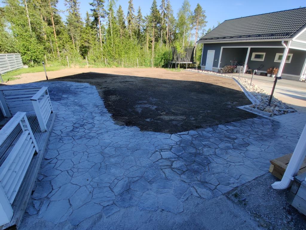 Pihan kunnostus Kempeleessä viimeistellään istutuksilla ja toimivilla rajauksilla